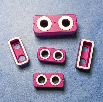 アルミナセラミックプレート 熱衝撃耐性 250C 高体積密度 ≥3.65 硬さ 9 モース